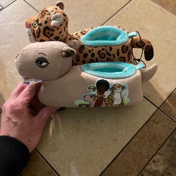 Disney Encanto plush slippers - Picture 9 of 12
